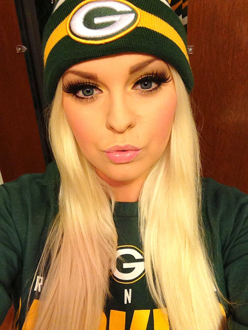 gypsy-soul-gypsy-mind:wearing my official sideline packers beanie!!