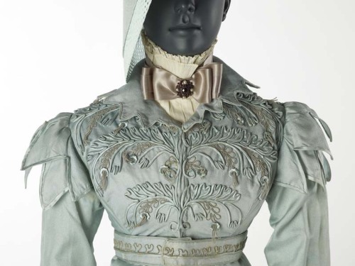 history-of-fashion:1823 Silk pelisse (women’s outer garment)(Museum of London) THAT HAT