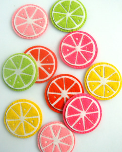 dreamalittlebiggerblog:  Felt citrus coasters perfect for summer from The Purl Bee.