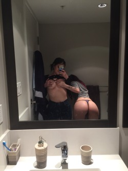 littleeminx:  Friends take nudes with friends