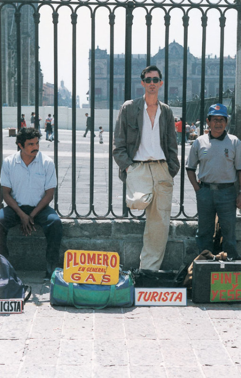 Francis Alÿs, El Turista (1996). Image via pablo calderón salazar.