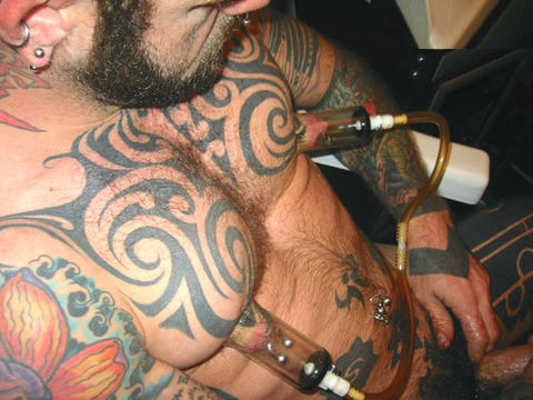waveblue52:  Tatted pumper………
