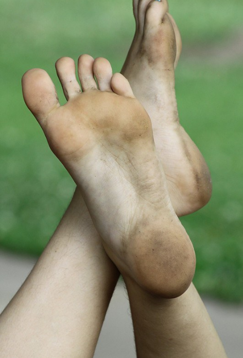 carlos909x:  dirty feet, delicious!source: