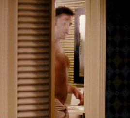 towel-scenes:  Robert Kazinsky in Hot Pusuit (2015)  