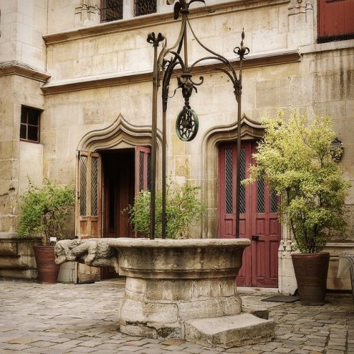 lilyadoreparis: Le puits en pierre de la cour du Musée de Cluny. / The stone well of the