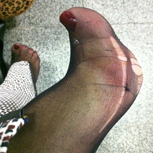 aurabfeet: #feet #footfetish #footfetishnation #footlovers #sexyfeet #sexytoes #toering #blacknylons