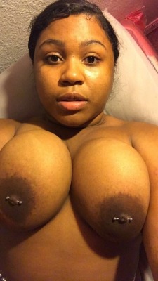 kikthots:  🤤😍😍😍 omg 😲    Send in them titty pics loves ❤️☺️