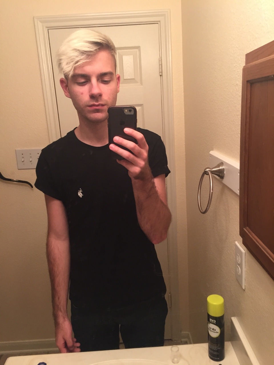 adieucamille:Generic dry shampoo just Chillin in the corner