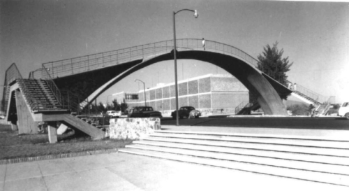 Puente peatonal en la avenida Alcalde, Alejandro Zohn y Horst Hartung, Guadalajara, Jal. 1966.