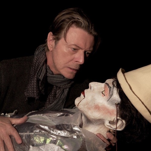 talesfromweirdland:David Bowie meets his former selves.