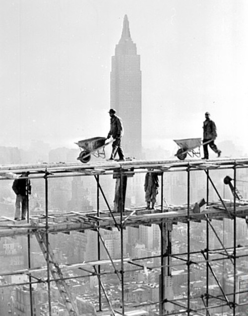 vieuxmetiers:  Construction en cours des bâtiments du siège des Nations Unies. En arrière plan, l’Empire State Building. New York, 6 décembre 1949. 