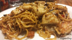 thatblackveganguy:  Lo Mein!!! I made it using, of course, lo mein noodles, spinach, gardein orange chik’n (and the sauce), and roasted onions. Geez these pictures have my mouth watering….  THIS LOOKS SO GOOD