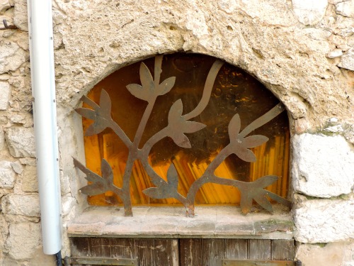 Grille décorative, Tourrettes-sur-Loup, Alpes Maritimes, 2016.