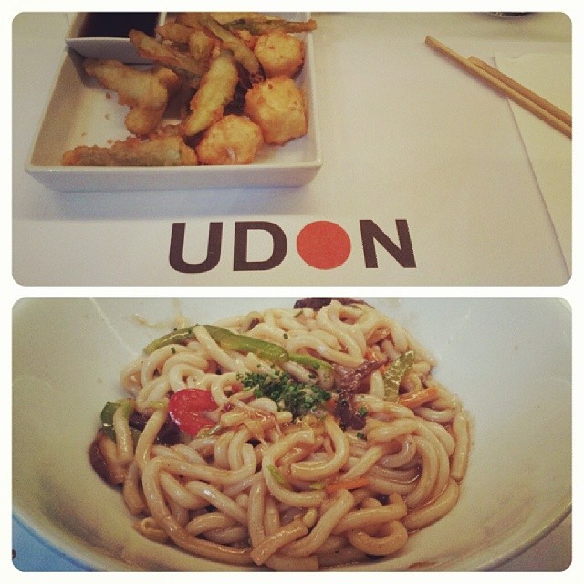 Tempura de esparragos trigueros y tofu y yaki udon . Ñam ñam!! #photo #food #foodstagram #foodporn (en UDON Born)