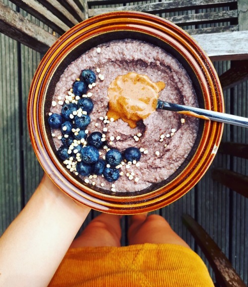 Blueberry millet porridge with blueberries, popped quinoa and dark almondbutter (my favorite nutbutt