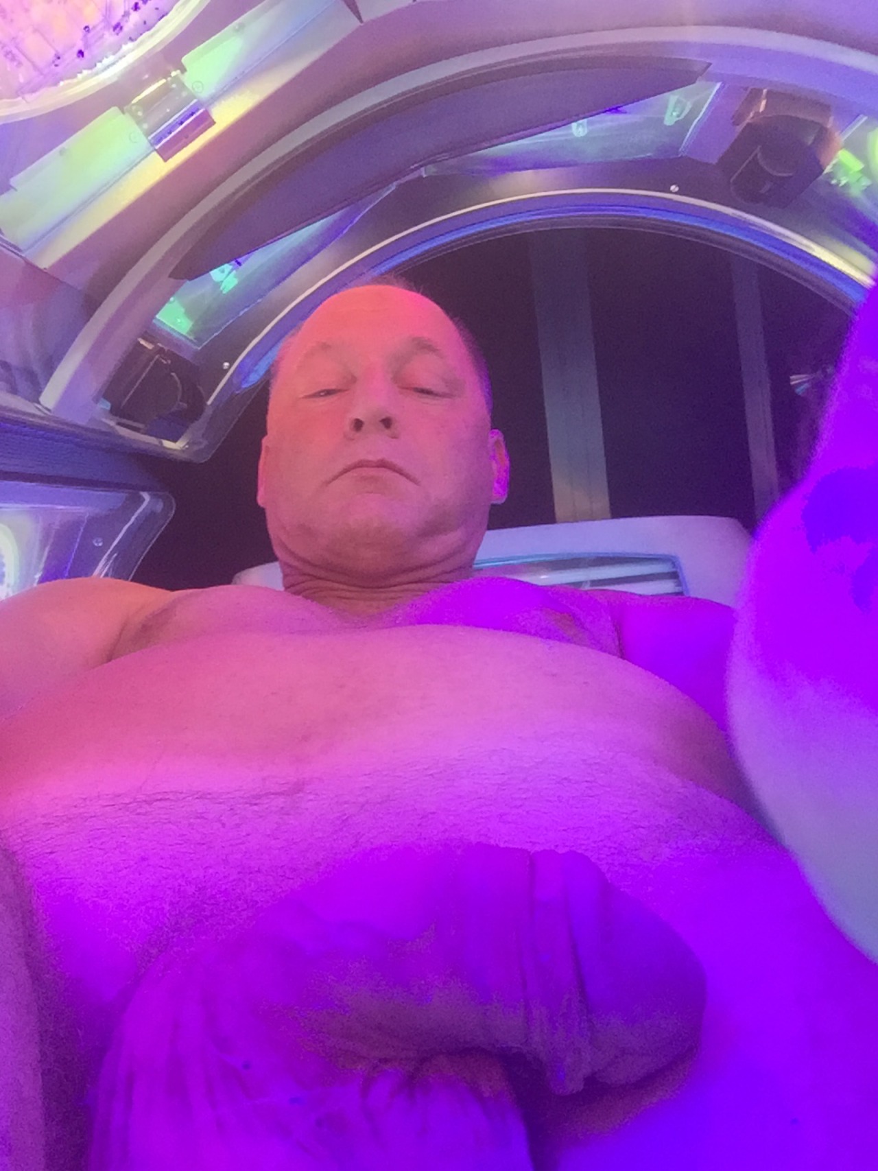 Selfie in a tanning bed. Looks like @goducks is going to be golden brown. Thank you