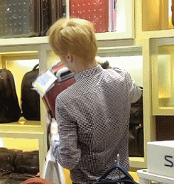  Leader Kris buying a new luggage to keep