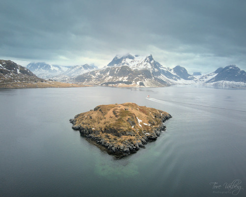 oneshotolive:  Lofoten, Norway [7785 x 5349] [OC] 📷: t_valberg 