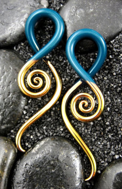 plugporn:  Gold Tipped Teal Squids by Glass Heart Studio