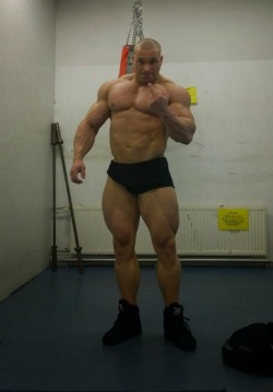 hotbodybuilders:  Beautiful legs 