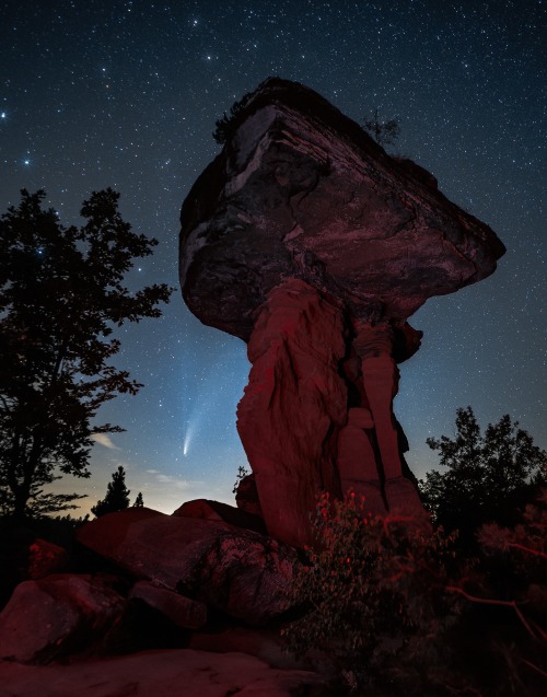 wonders-of-the-cosmos:Comet NEOWISE & Devil’s Table bySebastian Voltmer