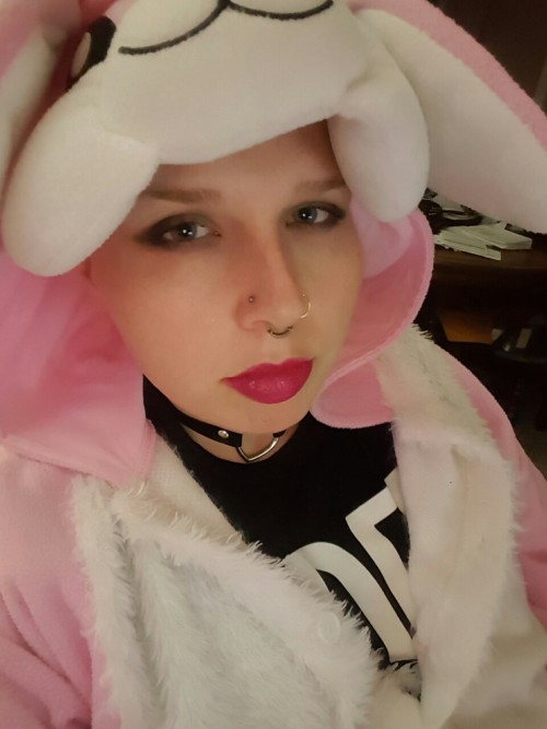 Tfw you have nothing better to do so you put on make-up.