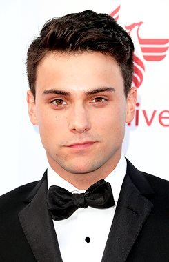 hotfamous-men:  Jack Falahee