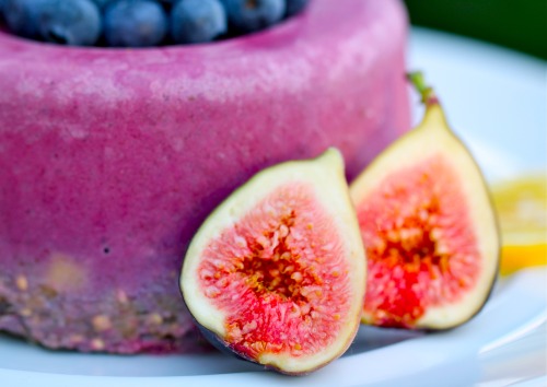 olenkoskitchen:  Olenko’s Raw Blueberry-Fig Cake 3 cups fresh blueberries 15 ripe raw figs 4 very ripe bananas 5 dry dates 2 TBS fresh lemon juice 1 cup raw buckwheat  ½ cup of raw almond milk pinch of cinnamon powder pinch of ginger powder