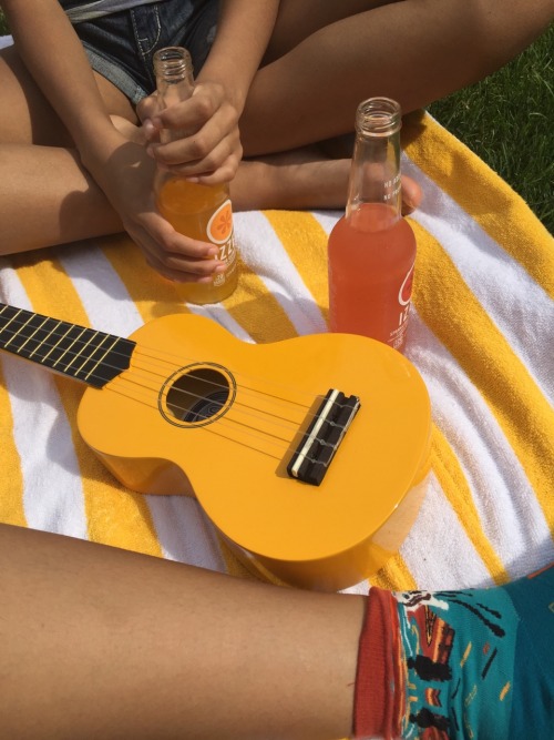 kahloooopal:I hung out with my twin sister and practiced my ukelele today !! ☀️