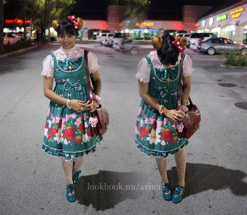 etoile-et-toile: We hand-painted strawberries on a swing. (by Avina ★彡)Just a sweet look for a date.