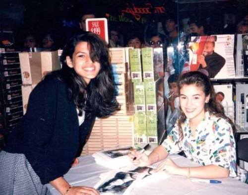 vintagesalt:  A 15 year old Eva Mendes getting an autograph from a 17 year old Alyssa Milano, 1989 