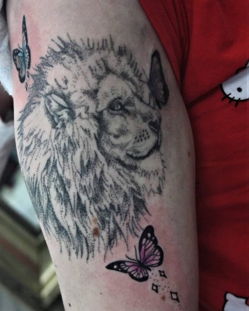 Added some more butterflies and fairy dust to leannes lion yesterday :)  . . #tattoo #tattooapprenti