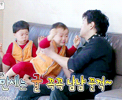 song-minguk:  I’m scared of Shark T__T 