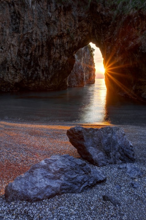 0ce4n-g0d:  Acromagno by Antonio Aleo