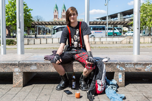 „Ich bin eigentlich gar kein richtiger Punk. Aber ich ziehe mich so an, weil die Leute einfach cool sind. Ich gehen noch vier Jahre zur Schule und dann sehen wir mal. In Freiburg gibt es bestimmt mehr als 40 Punks, die sich hier regelmäßig treffen.“