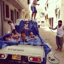 libyansunshine:  When His kids asked to go to the beach , he brought it home 😂😂👌 السعادة قد نمحنها لغيرنا بأبسط ما يكون 👌❤️ 