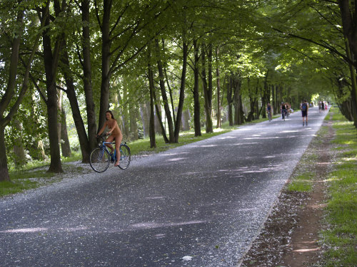 exhibition-fr:  Une promenade en vélo totalement nue