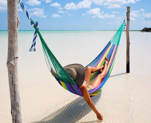 Tag someone you&rsquo;d love to relax on the beach with right now! Awesome shot from Isla Holbox, Me