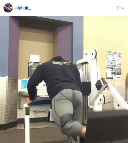 athleticguysandgear:  This guy is not shy with those tights. And he’s got no reason to be! 