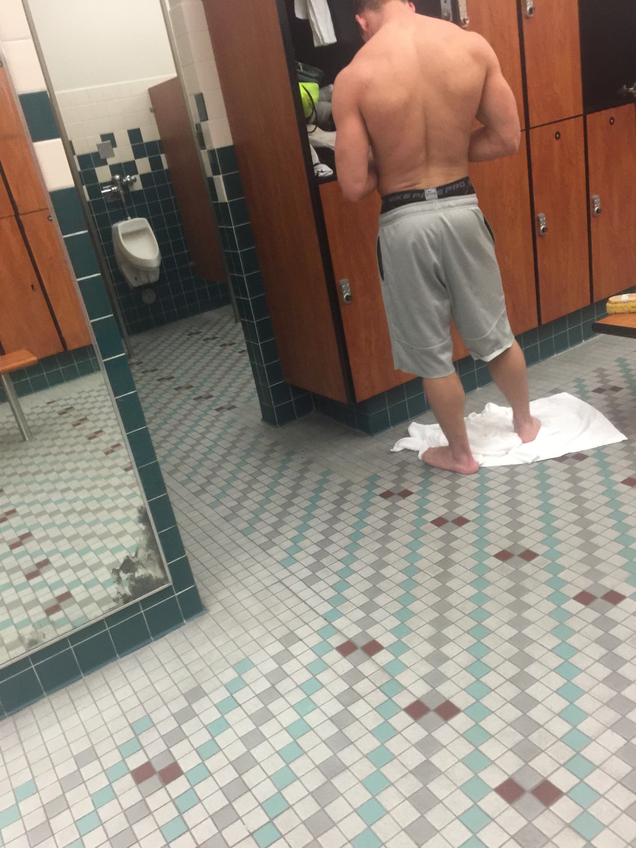 lookinforsaggerz:  Gotta love those candid lockeroom pics. Thanks for the submission!