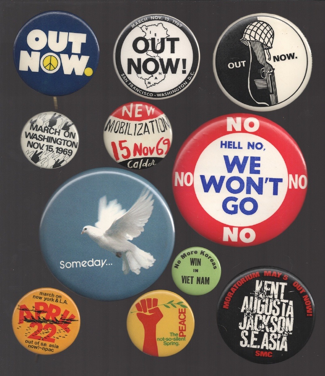 collectorsweekly:  Vietnam War-era protest pinbacks, c. 1967 - 1971.