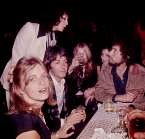 bobdylan-n-jonimitchell:(Left to Right) Linda and Paul McCartney, Sara Lownds, Greg Allman, Ch&eacut