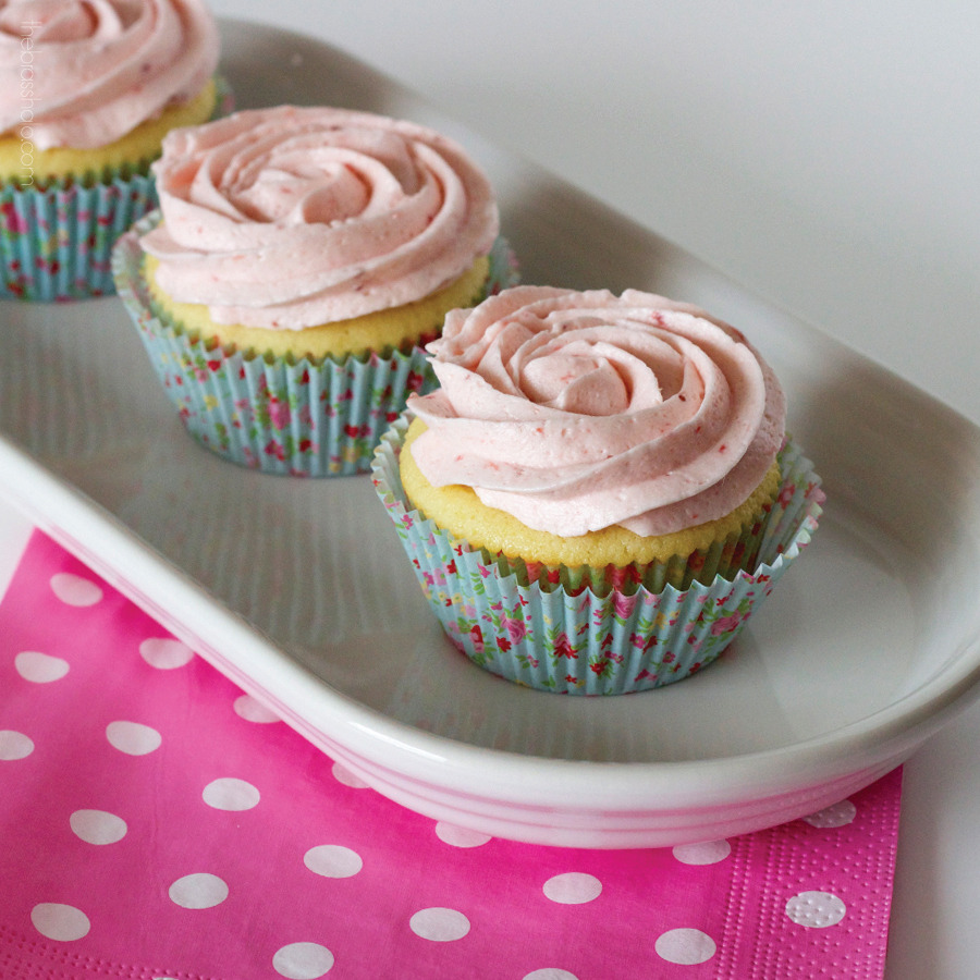 gastrogirl:  strawberry lemonade cupcakes. 