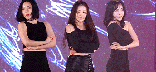 ewkpop:the exact moment it started raining ️