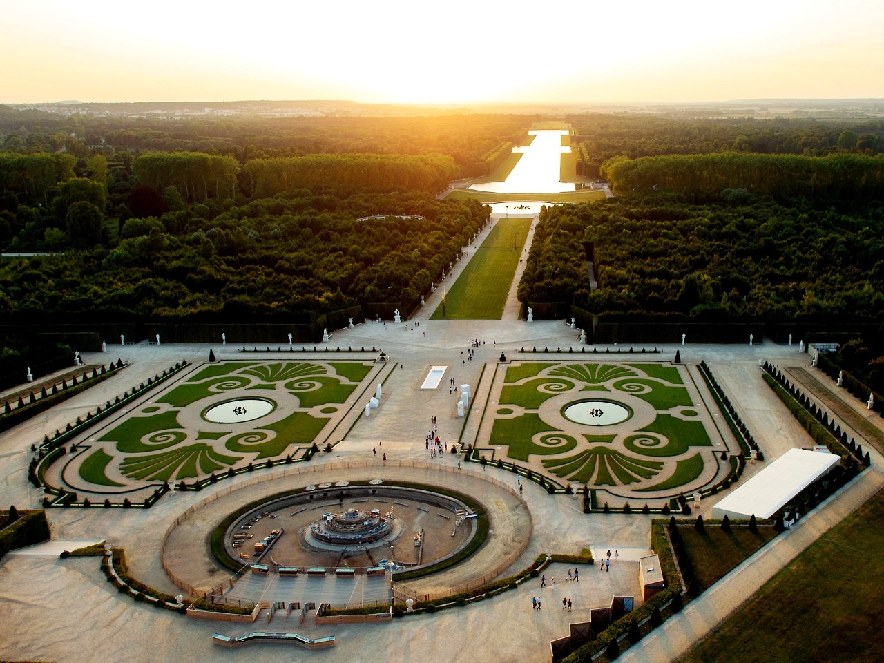 aoen:     gabrielledepolignac:  Versailles late afternoon  orginally [x]       
