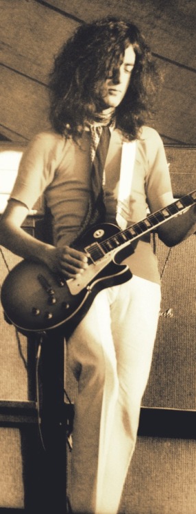 johnwalruslennon:Jimmy baby Page
