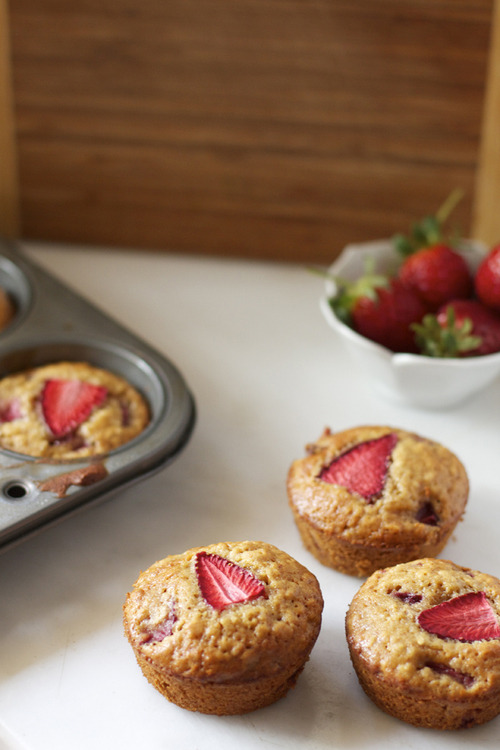 prettygirlfood:Strawberry & Honey Oatmeal Muffins¾ cup spelt flour½ cup rolled oats1 tsp baking 