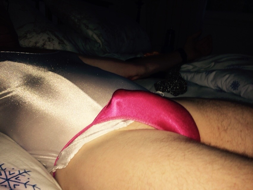 safiafoxx:  Very sexy bulge xx