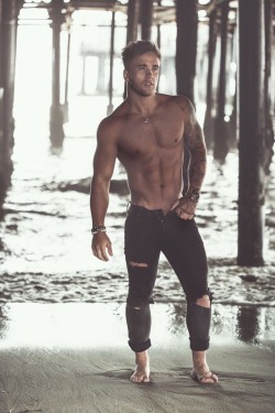 completelyfine:  malecelebritys:  Sam Callahan