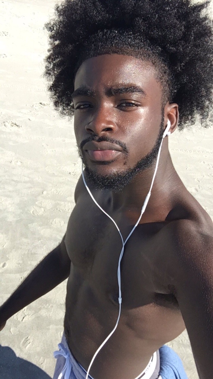 bornxaxqueen:  no-pessure: IG/Twitter| @AaronJOates  😍